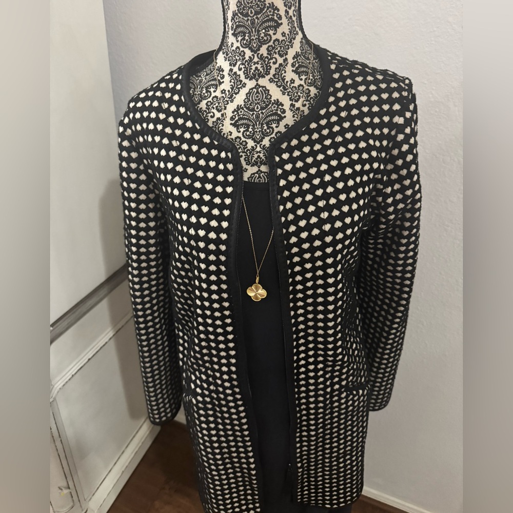 Max Studio Black and White heart pattern zipper down stretchy blazer 🤍🖤🤍🖤